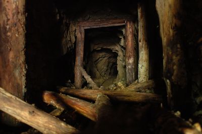Заброшенная шахта (штольня).

