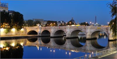 Pont Neuf очень ранним парижским утром.
