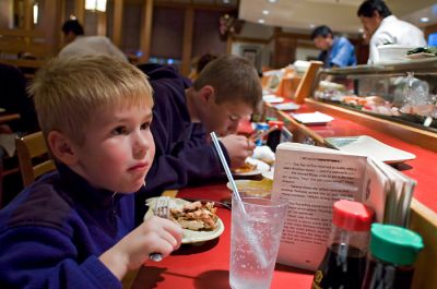 ... Миша кушал терияки в сушном ресторане.
