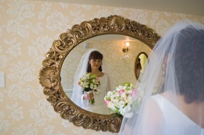 Комната невесты с невестой же.
